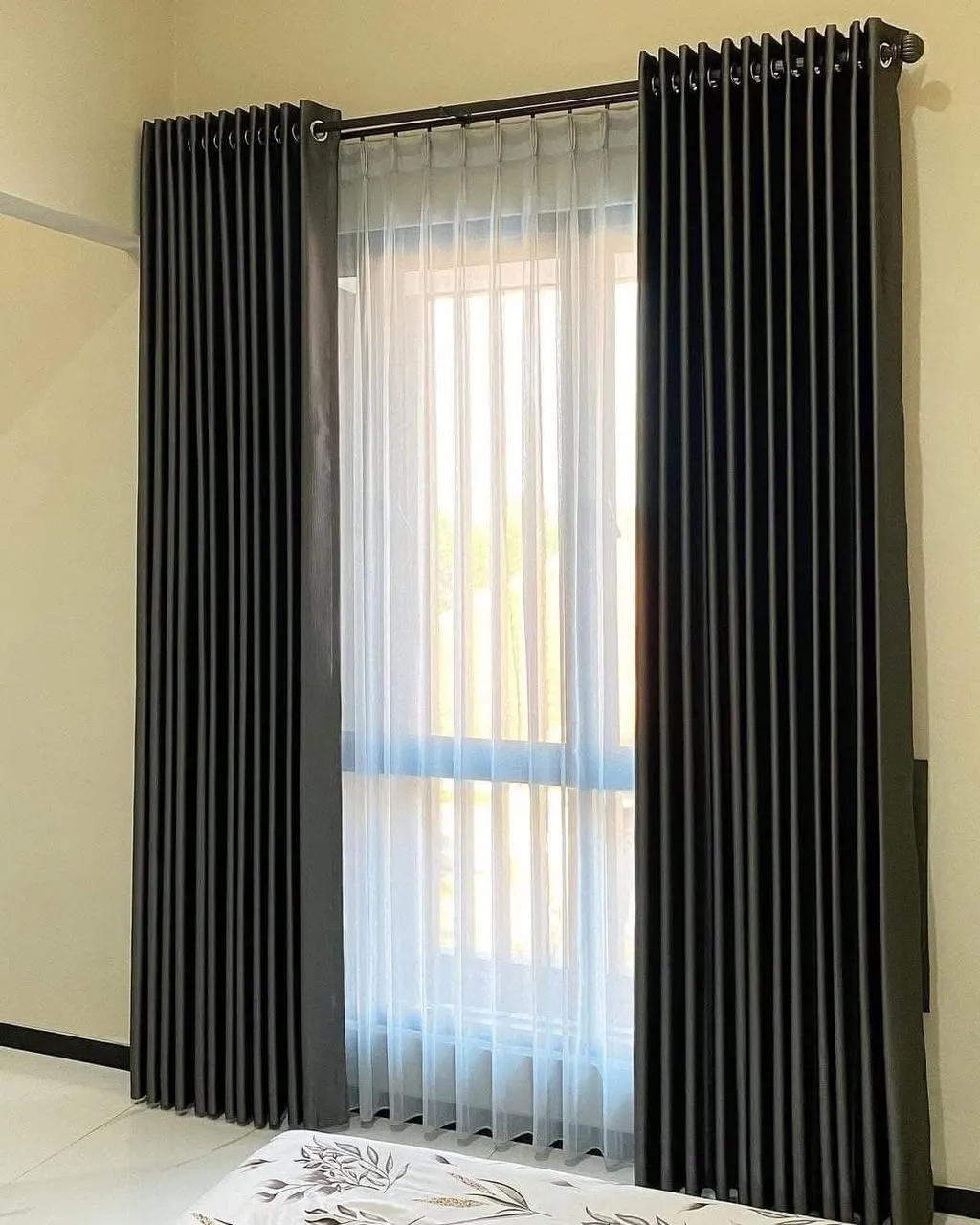 Gorden blackout abu-abu tua arang dengan vitrase putih di kamar tidur