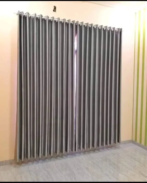 Perpaduan gorden smokring silver dengan dinding beraksen wallpaper garis vertikal