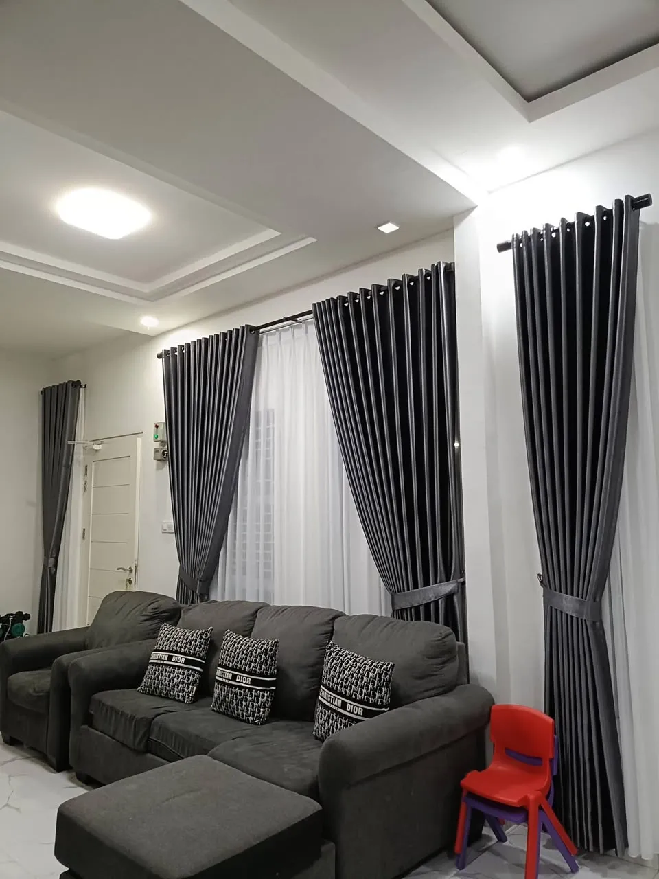 Kombinasi gorden blackout dan vitrase di ruang keluarga modern
