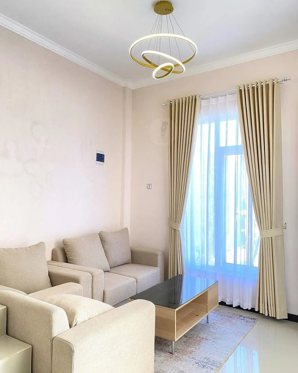 Panorama interior jendela dan gorden modern di Batam